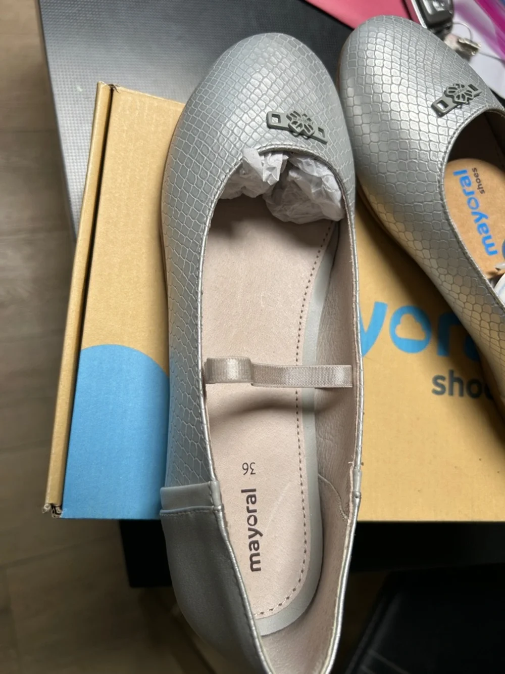 Mayoral Silver Textured Ballet Flats with Bow Accent. Euro 36 and 37. New in box